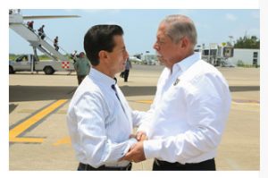 El Gobernador Egidio Torre Cantú recibe en el aeropuerto de Tampico a Peña Nieto.