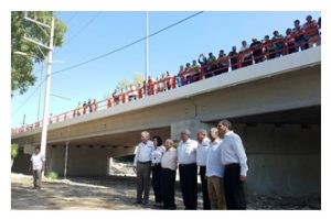 Una obra de amplio sentido social inauguró hoy el mandatario Egidio Torre Cantú. El puente sobre el río de la Colonia Modelo, previene que los habitantes del sector queden incomunicados en temporada de lluvias.