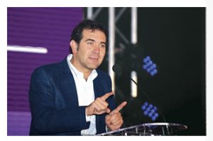 Lorenzo Córdova advierte que “si no cuidamos la democracia se nos puede ir de entre las manos”.