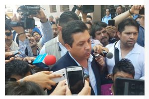Manifestantes abordan al gobernador electo, Francisco Garcia Cabeza de Vaca a su arribo a Palacio de Gobierno donde sostendría una reunión con el gobernador Egidio Torre Cantú.