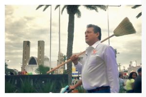 Que la fortuna de Gustavo se deriva de la herencia de su padre, no por venderse al mejor postor.