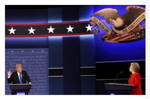 Clinton y Trump se estrecharon las manos antes de que empezara el debate. Credit Damon Winter/The New York Times