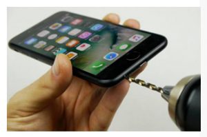 Ahora, para escuchar música es necesario el uso de Airpods, auriculares inalámbricos que cuestan más de 3,500 pesos, algo complicado para muchos usuarios.