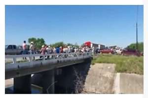 Agricultores de San Fernando bloquean la carretera Victoria - Matamoros.