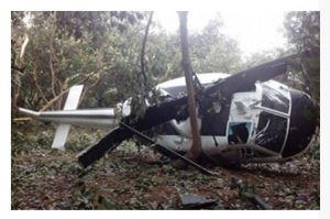 En la gráfica, el helicoptero accidentado esta tarde cerca del aeropuerto local.