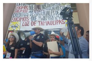 En estado de ebriedad, exigen colonos retiro de operativos de seguridad, 500 terrenos, créditos para construcción de vivienda y despensas entre otras demandas.
